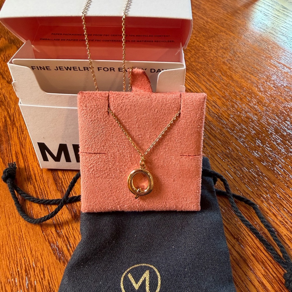 MEJURI ORGANIC DÔME LIQUID LETTER PENDANT NECKLACE LETTER: Q